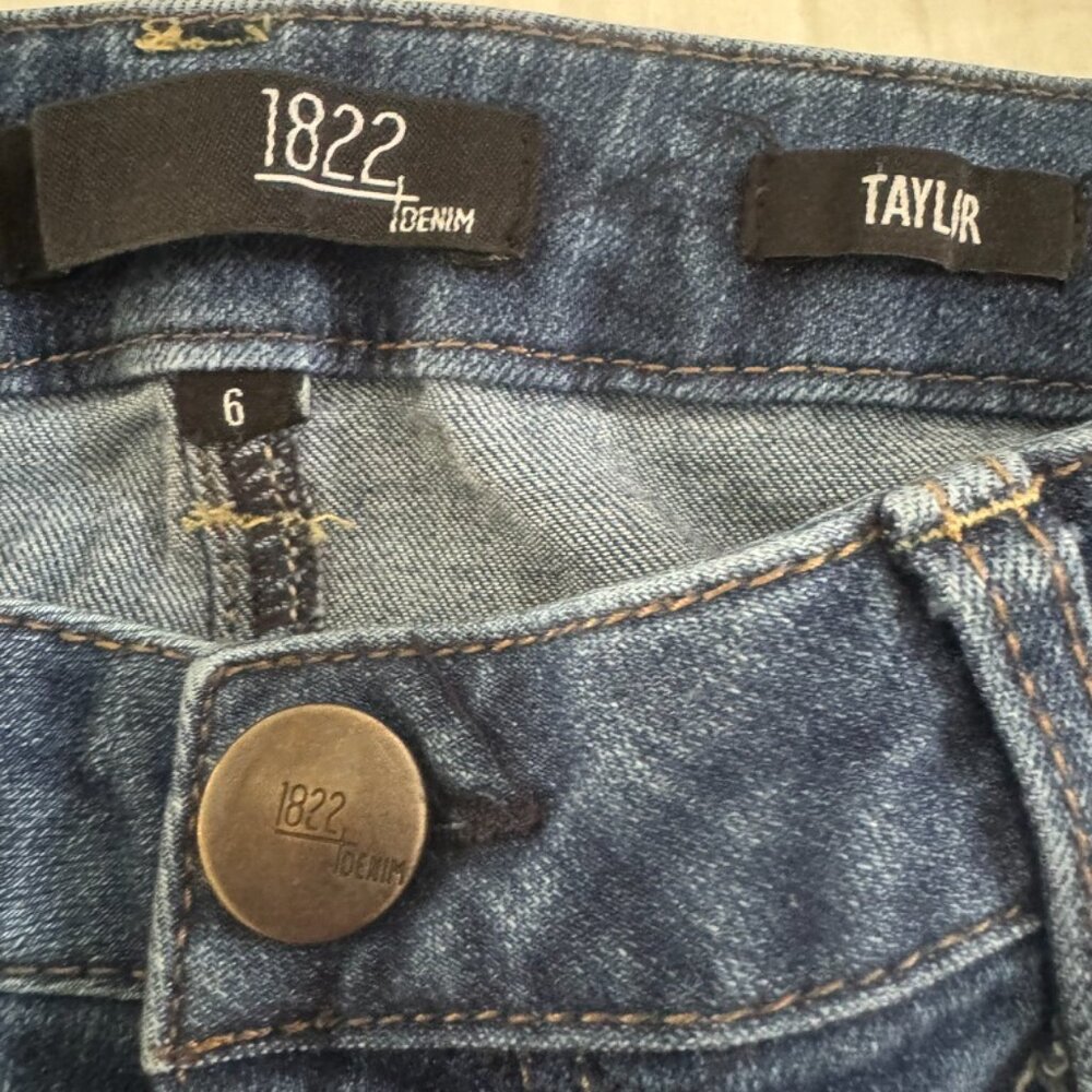 1822 Taylor Denim Blue Jeans w/ Cropped Rolled Ankle